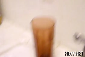 Femme qui mes un preservatif femminin