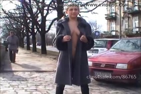 Un petit garçon fake vieux famme