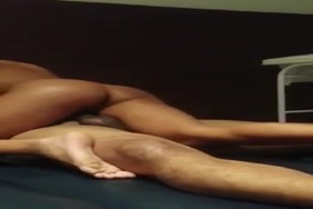 Il mets sa bite dans la bouche de sa soeur qui dors
